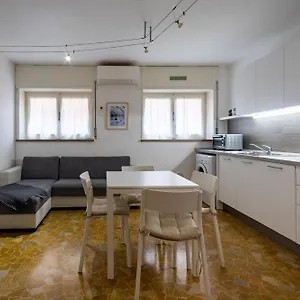  Apartment White House In